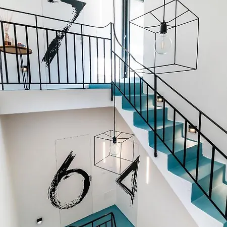 A C-caste Couette-café