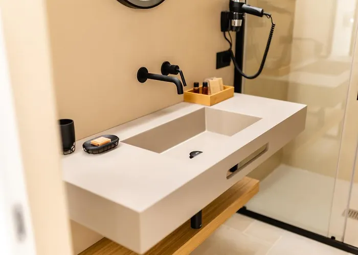 A C-caste מונופולי